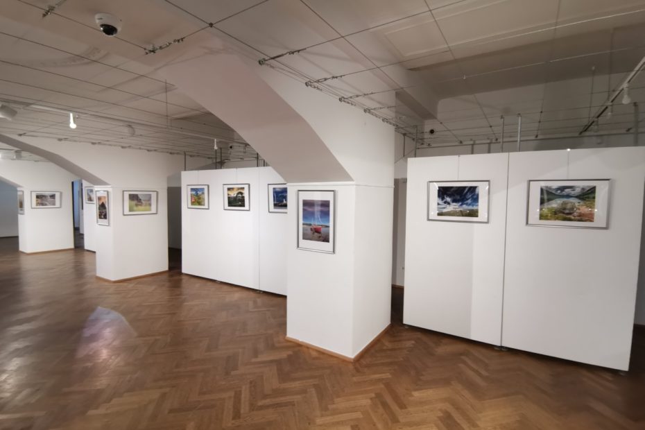 Konec výstavy fotografií ze Skotska Martina Kamína v Galerii Lucerna