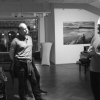 Martin Kamín, fotograf Martin Kamín na komentované prohlídce sváé výstavy verkoformátových fotografií ze Skotska