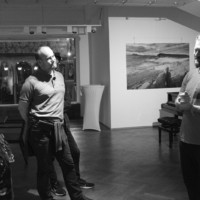 Martin Kamín, fotograf Martin Kamín na komentované prohlídce sváé výstavy verkoformátových fotografií ze Skotska