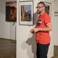 Martin Kamín na komentované prohlídce sváé výstavy verkoformátových fotografií ze Skotska
