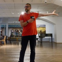 Martin Kamín, fotograf Martin Kamín na komentované prohlídce sváé výstavy verkoformátových fotografií ze Skotska