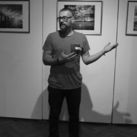 Martin Kamín, fotograf Martin Kamín na komentované prohlídce sváé výstavy verkoformátových fotografií ze Skotska