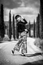 Romantické focení fashion mezi toskánskými cypřiši Model Tamila Sparrow