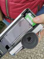 Jak zakládat film do fotoaparátu